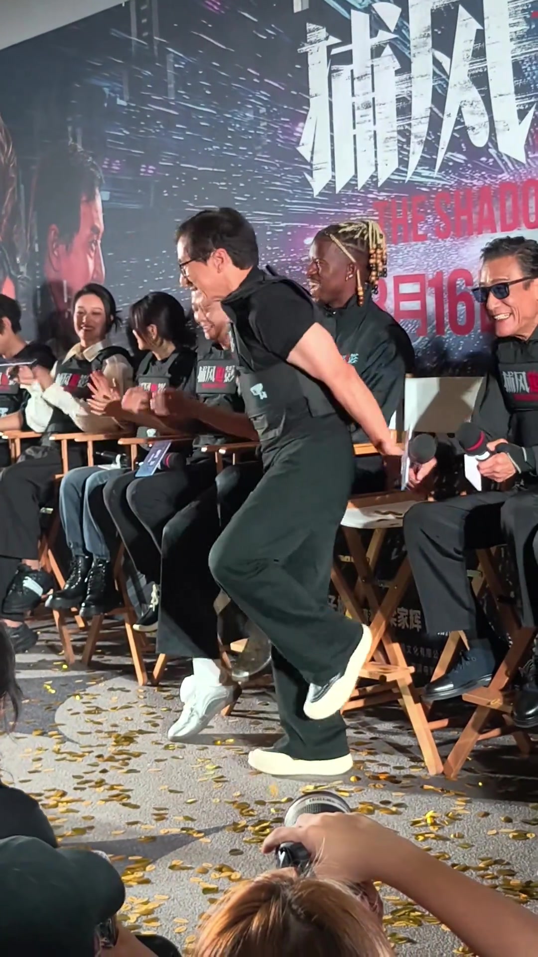 這樣看咋感覺穩(wěn)重的巴特勒更像老大哥 而成龍小弟一旁使勁互動