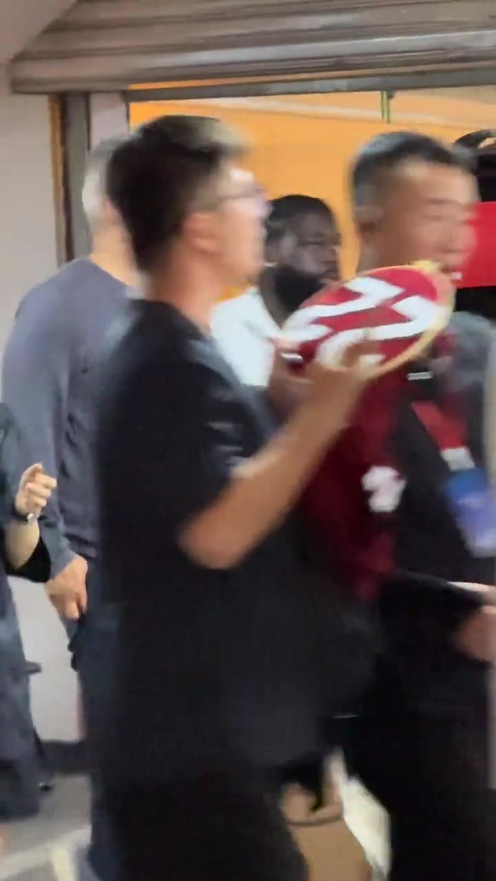 這票價血賺網(wǎng)友觀看成龍新電影首映禮沒想到偶遇巴特勒