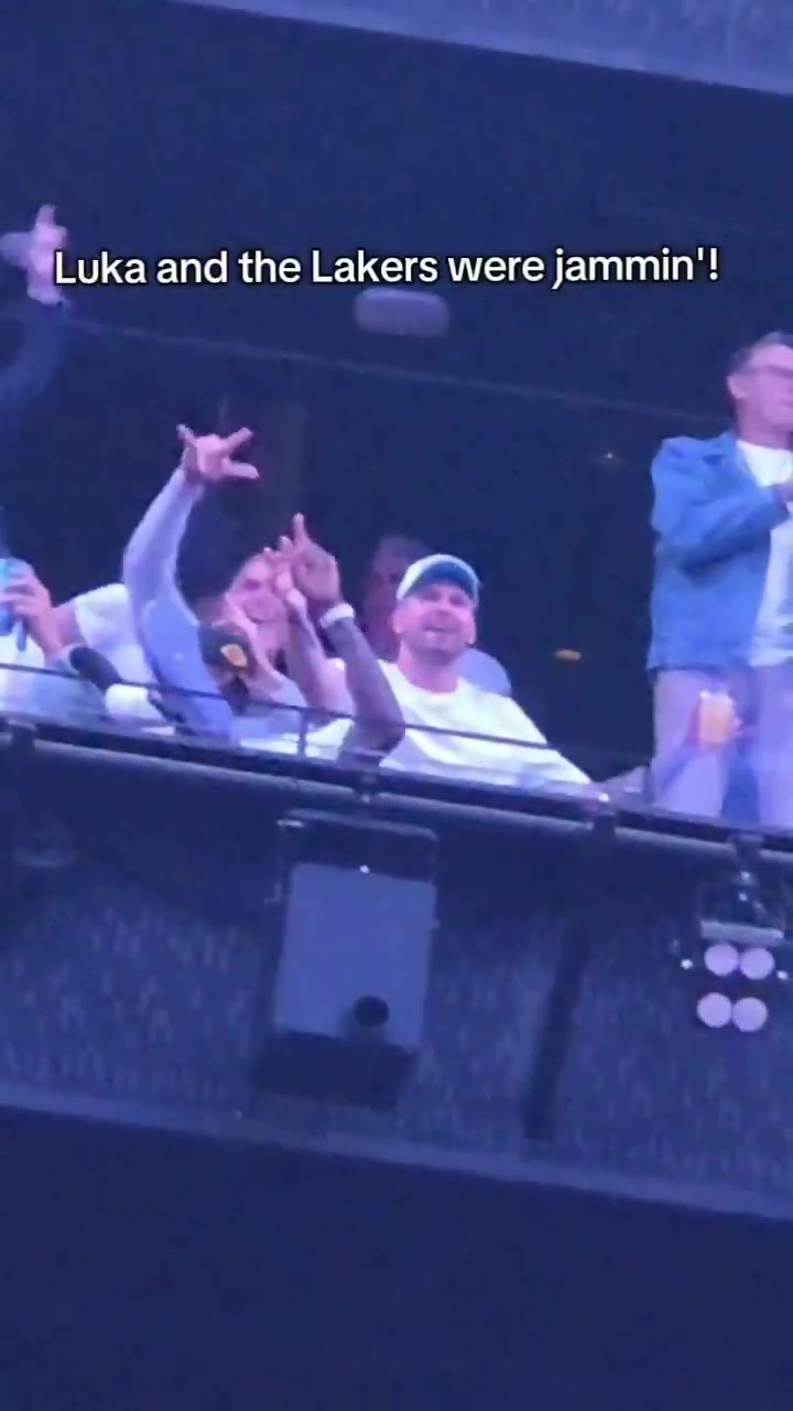 休賽期成功續(xù)約東契奇佩林卡在后街男孩演唱會上嗨翻了