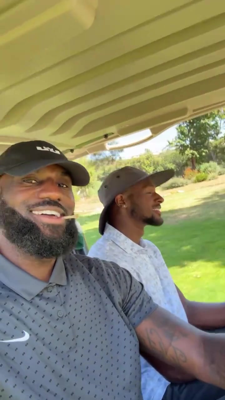 父子再同臺(tái)老詹帶著布朗尼一起打高爾夫