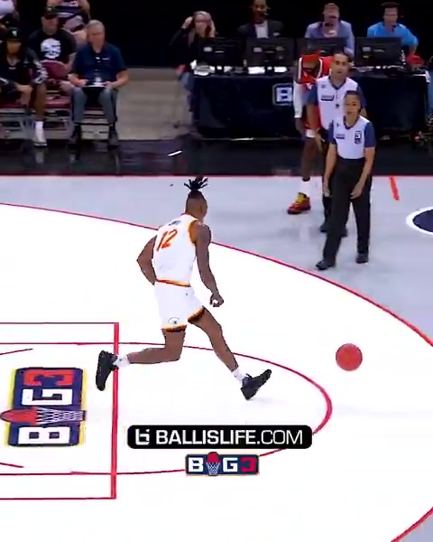 廉頗老矣霍華德內(nèi)線(xiàn)單打被前CBA球員奧斯丁切球大帽