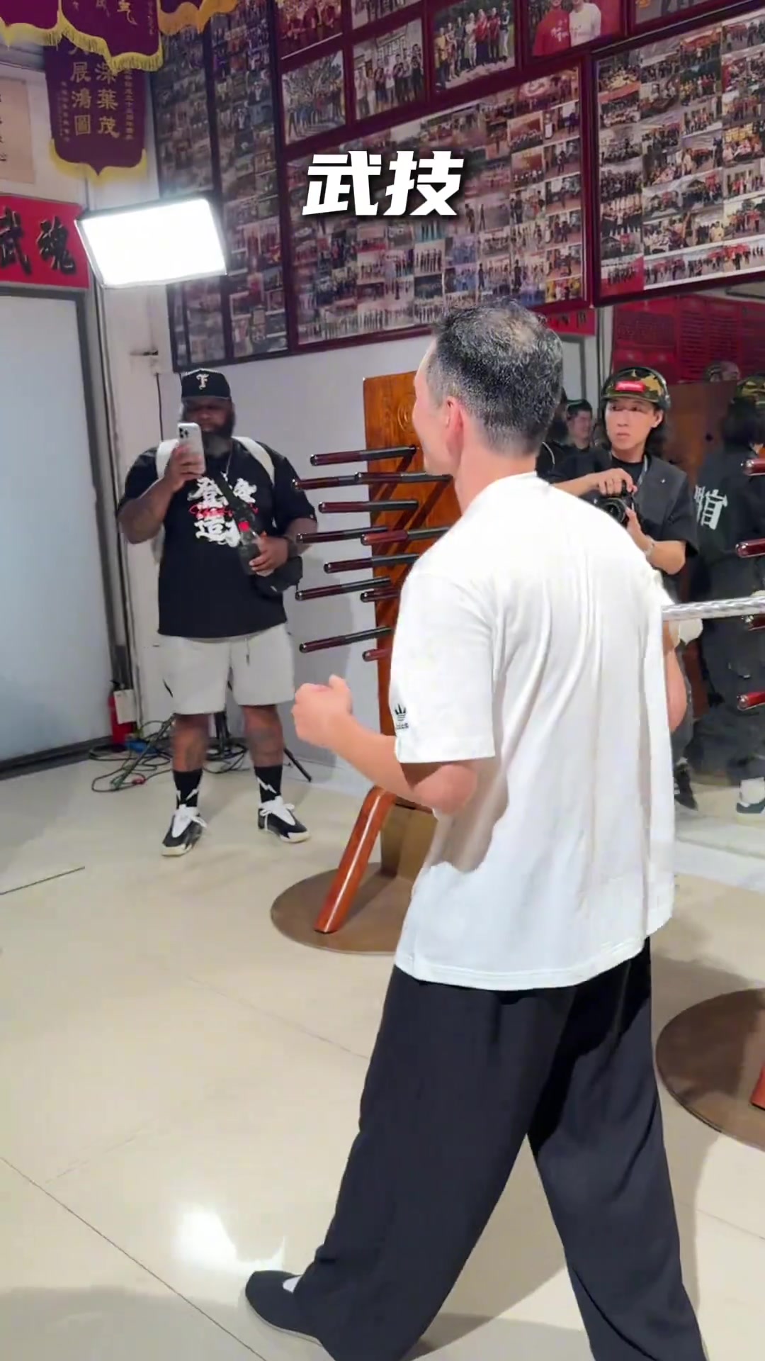 哈登馴服雙節(jié)棍珍貴視頻想把雙節(jié)棍帶回美國記得托運(yùn)哈