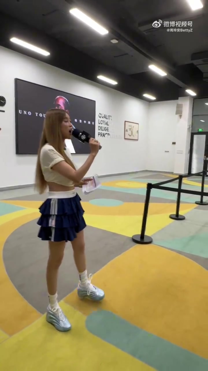 哈登來到廣東清遠(yuǎn)鞋廠 近距離了解個(gè)人球鞋誕生全過程