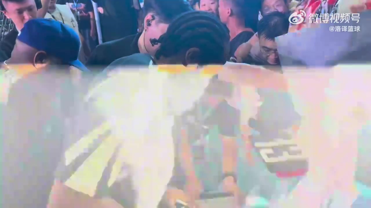 招人愛是有原因的哈登冒雨為場邊球迷耐心簽名球迷高喊MVP