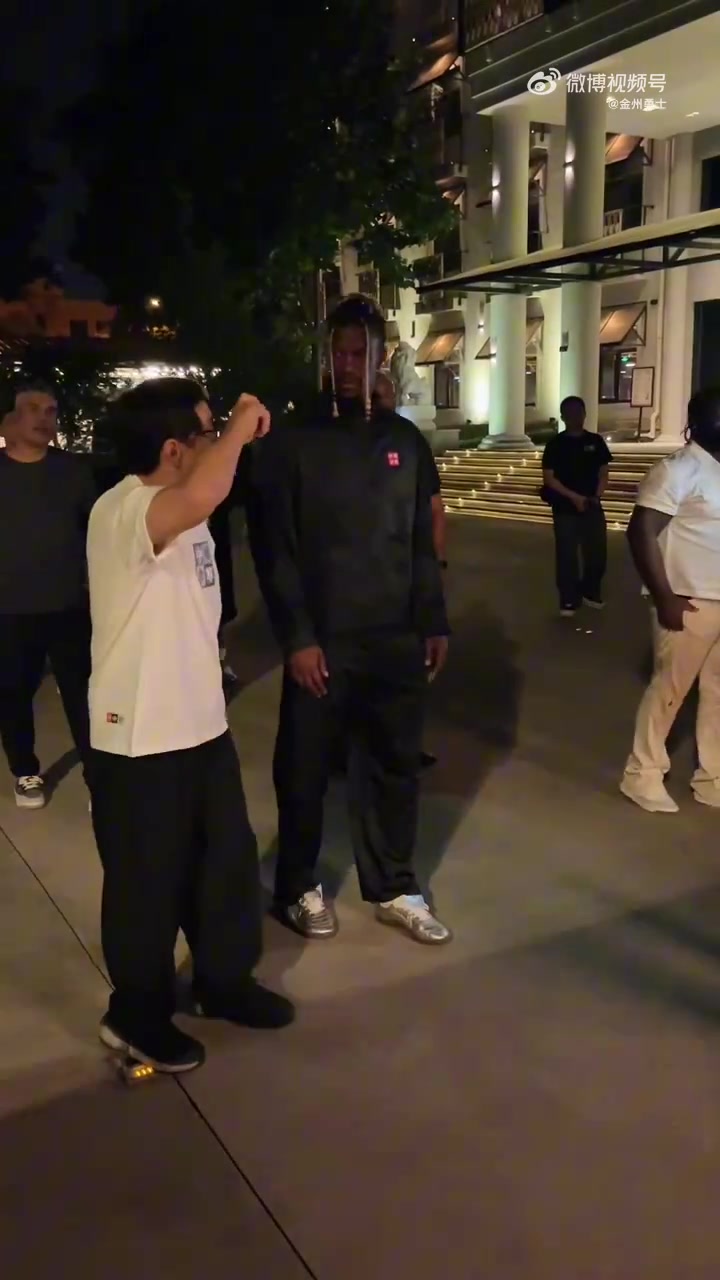 巴特勒追星功夫傳奇成龍成功并贈予大哥10號勇士球衣