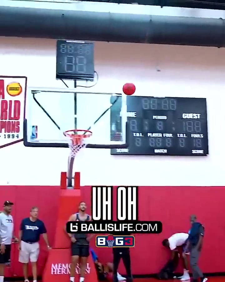 連長(zhǎng)戰(zhàn)斗力仍在啊前NBA球員現(xiàn)鵜鶘助教布魯爾最新單挑視頻