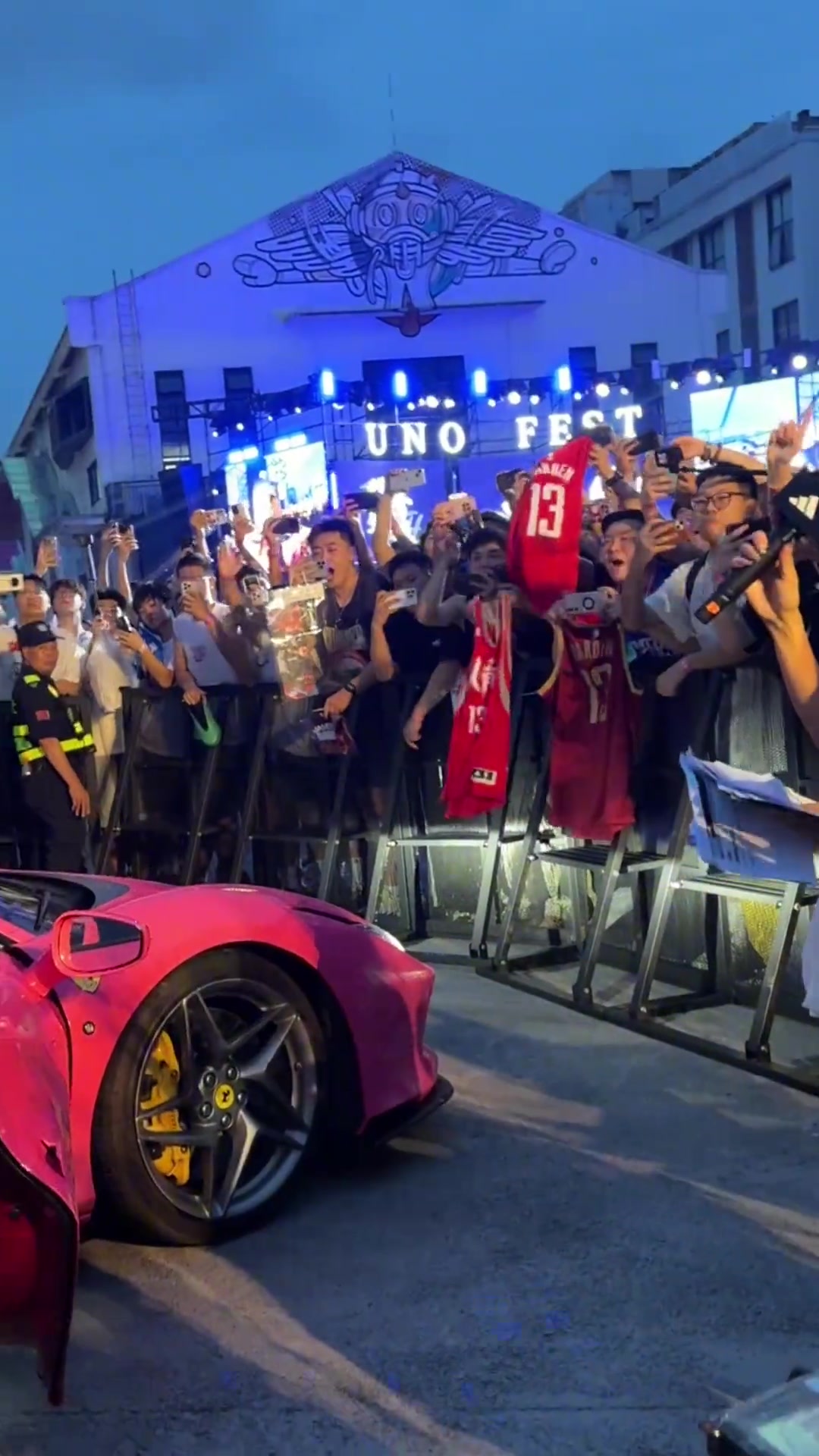 這大長腿周玲安曬自己攜哈登中國行參加活動