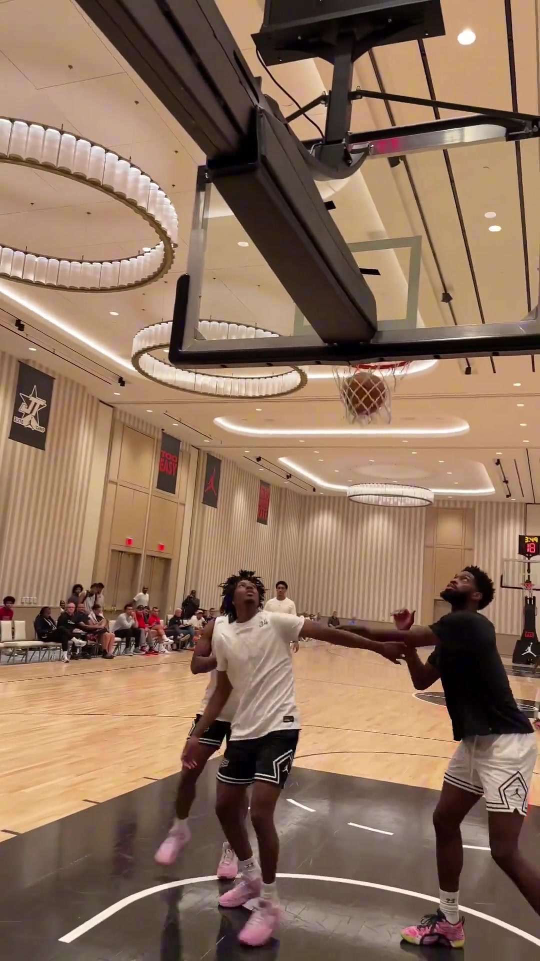 老當益壯保羅在訓練營的比賽中命中關鍵跳投