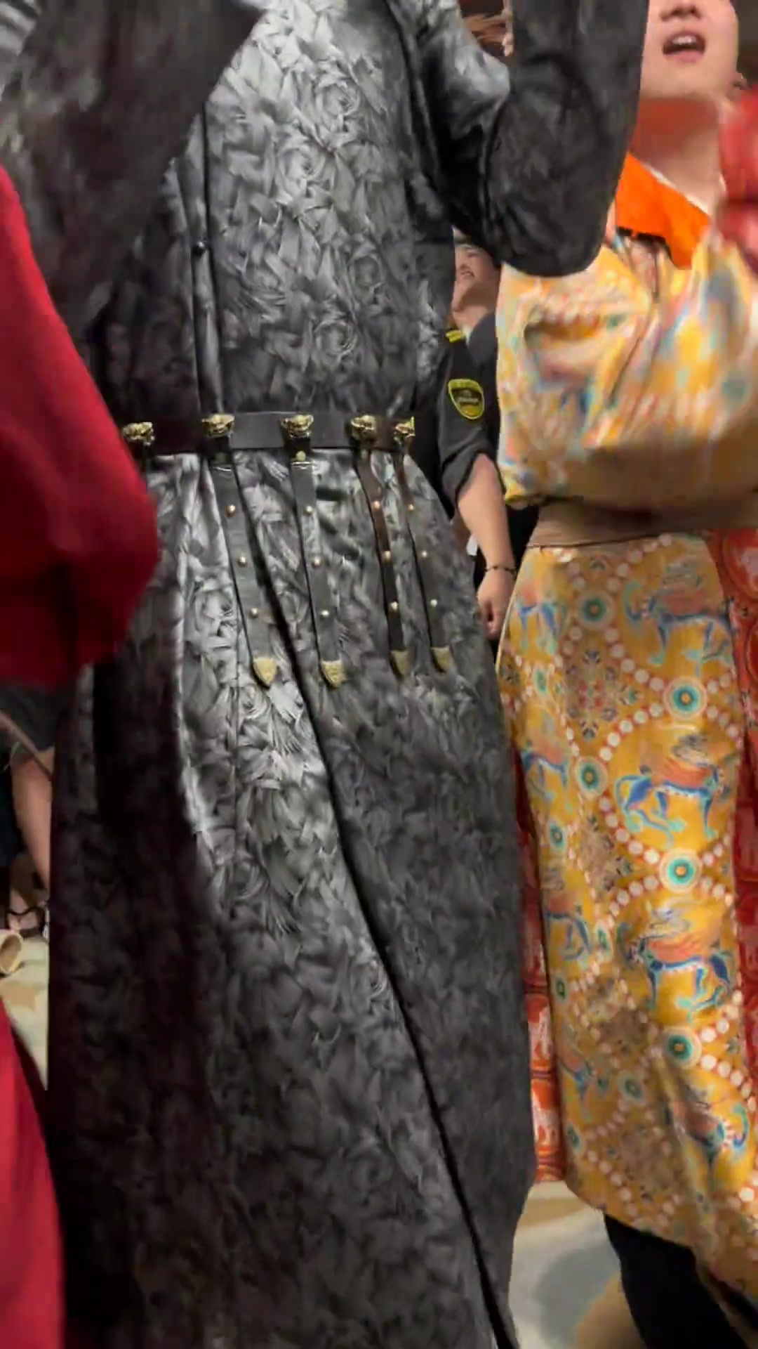 維金斯西安行身穿當?shù)靥厣b跳舞 配樂還是護花使者