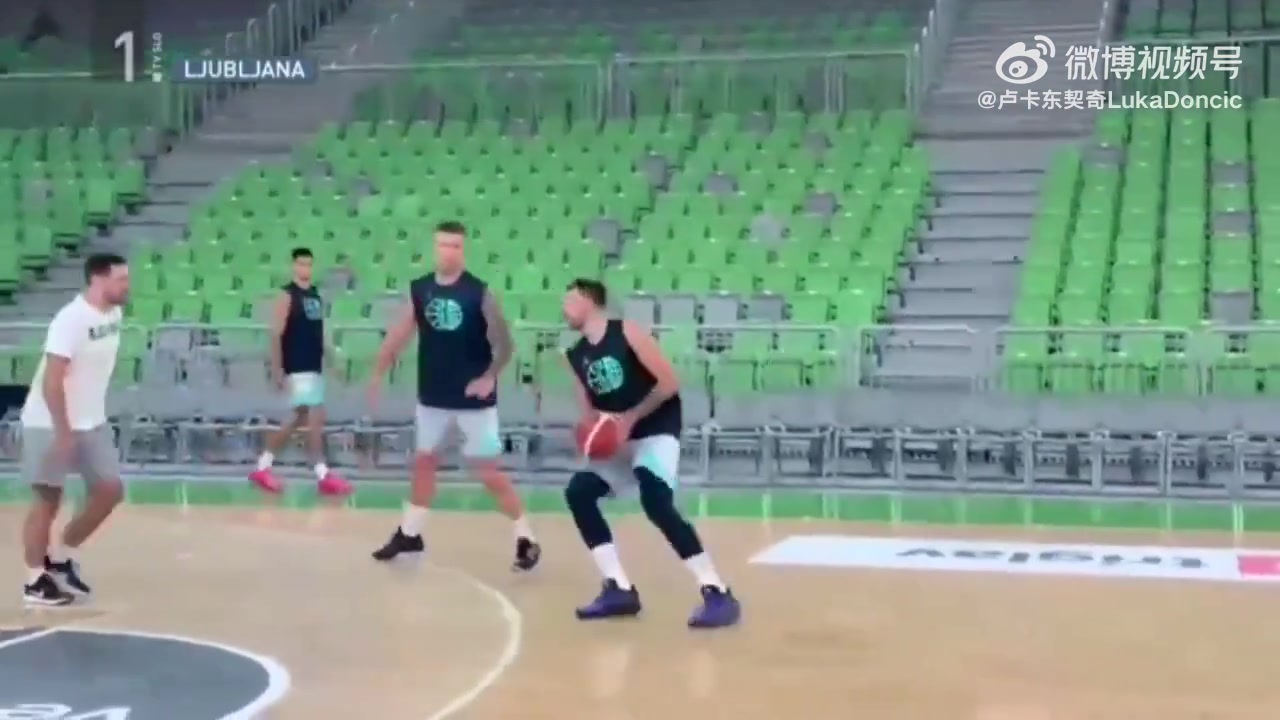 東契奇在斯洛文尼亞隊內(nèi)訓(xùn)練身材看著似乎修長了很多