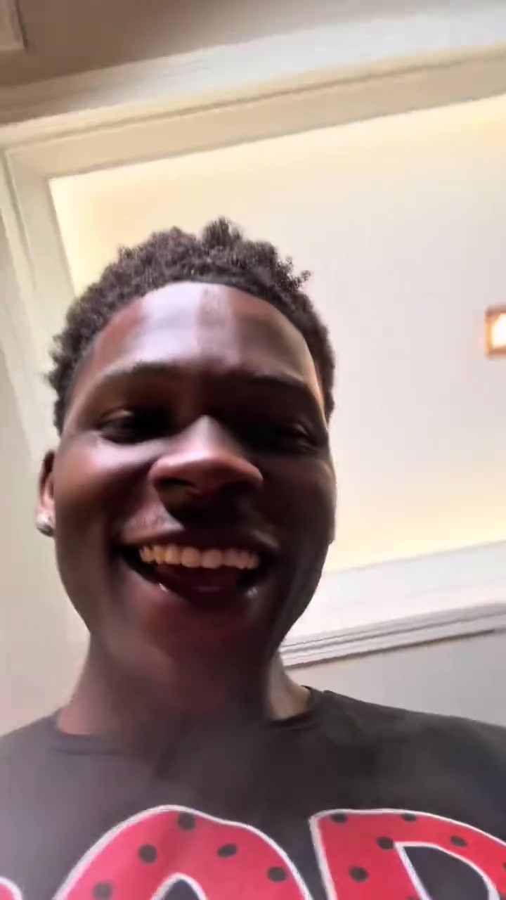 自戀一下華子對自己的新發(fā)型很滿意嘛