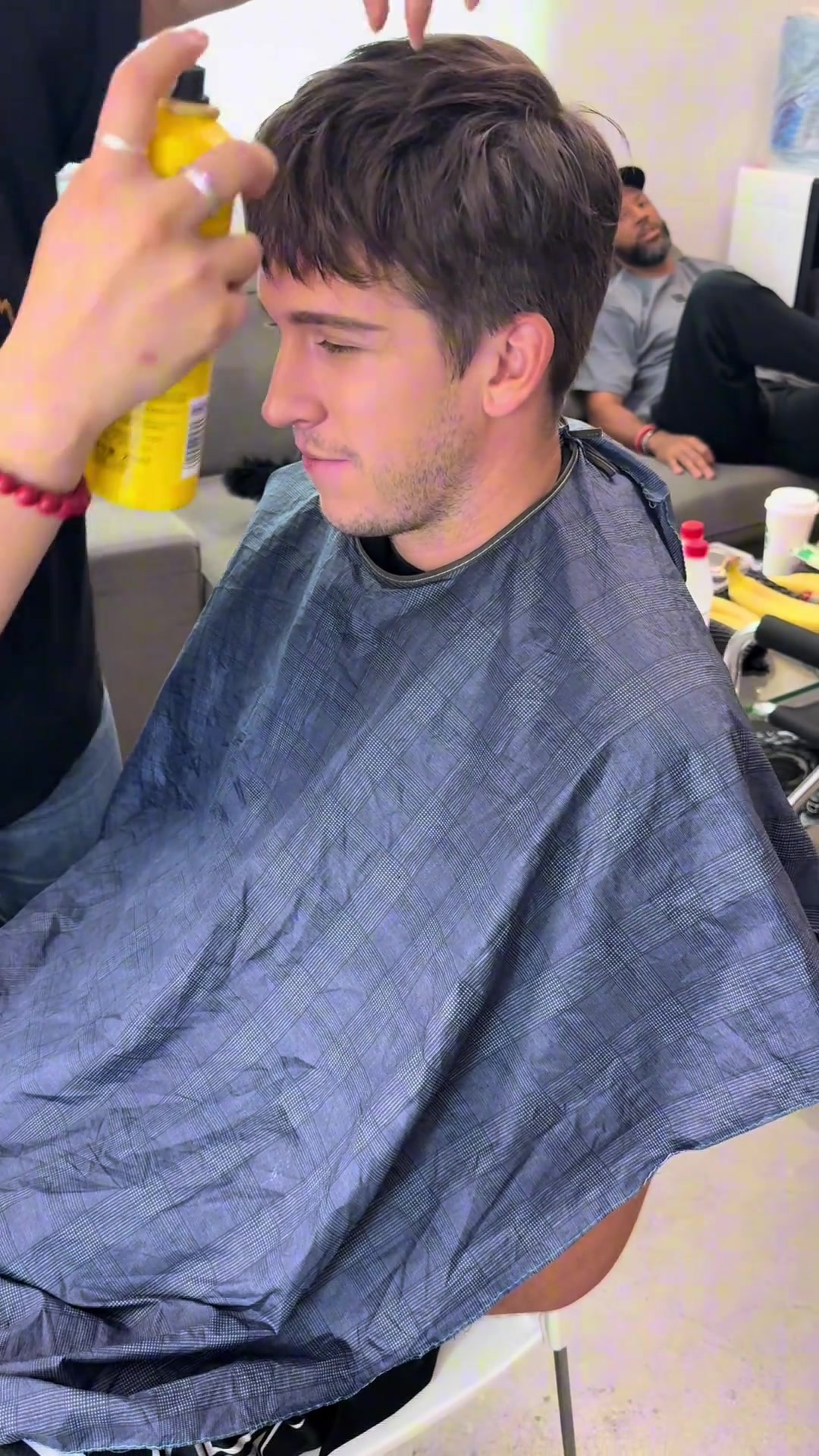 里夫斯中國(guó)行體驗(yàn)洗剪吹 有一說(shuō)一小里顏值在NBA排得上號(hào)吧