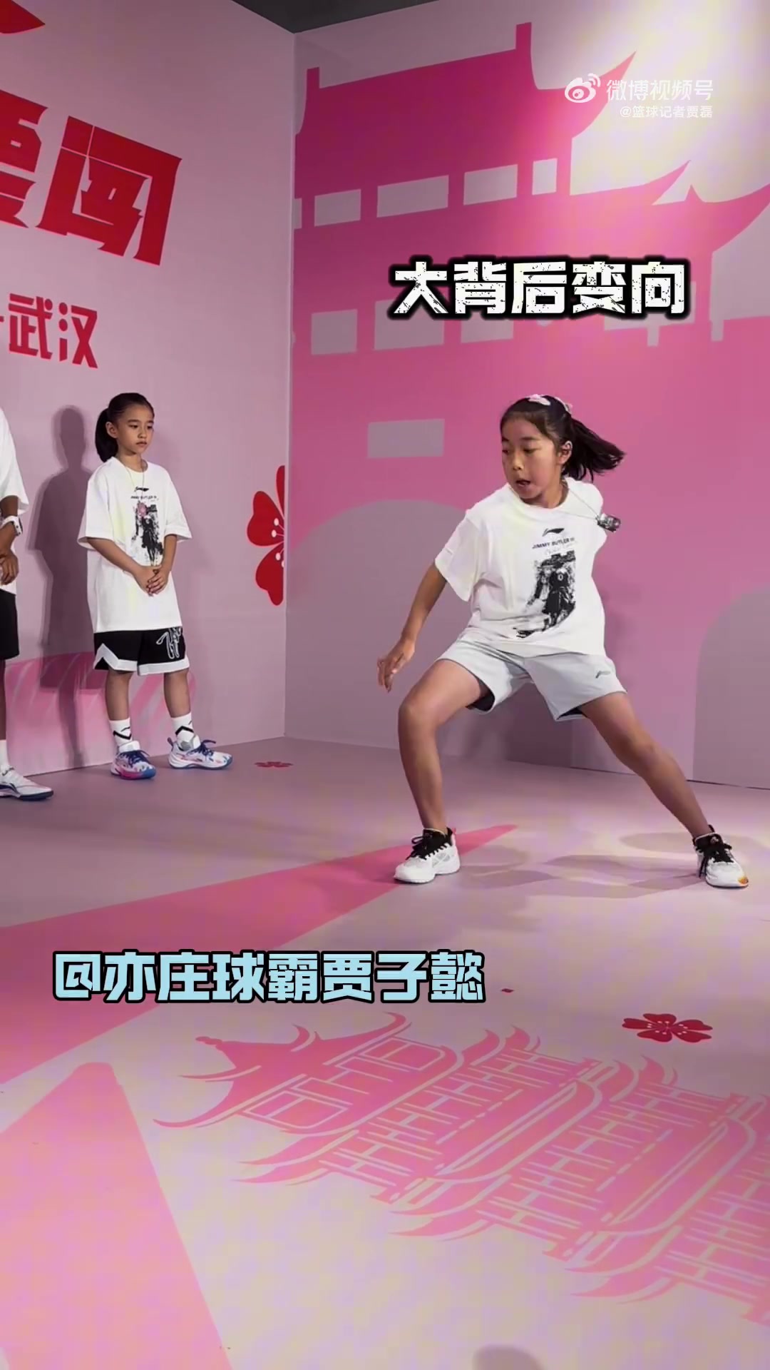 媒體人賈磊女兒在巴特勒面前秀運(yùn)球技術(shù) 并與巴特勒擊掌