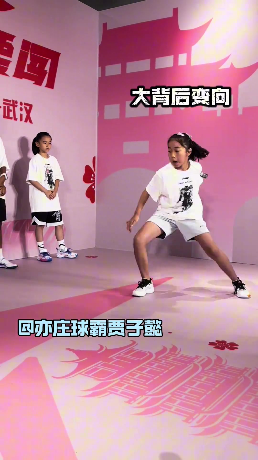 厲害了賈磊女兒嫻熟運(yùn)球連巴特勒看完都得鼓掌