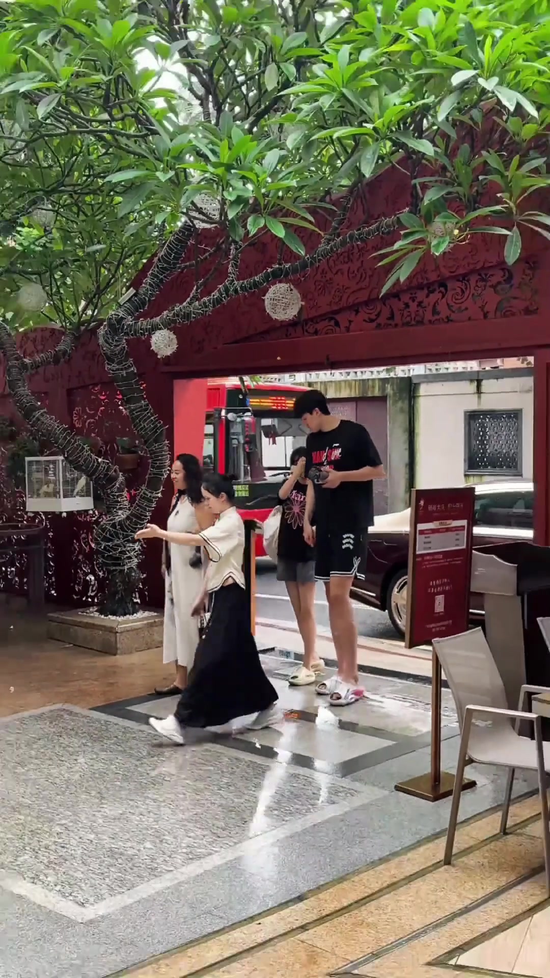 楊瀚森帶著女友一起打卡七號私廚 并給美女球迷簽名合影