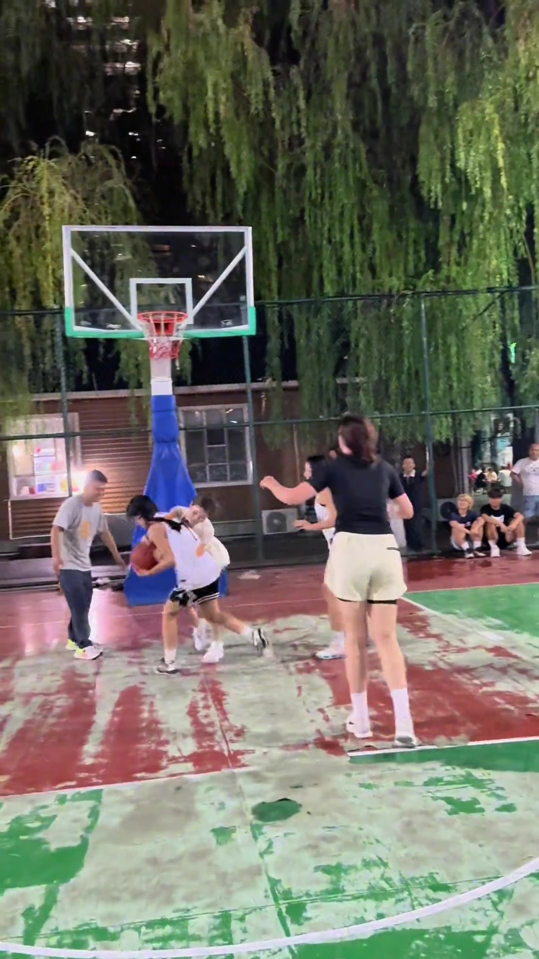 這激烈對(duì)抗的程度給全場(chǎng)唯一的哥們笑趴了