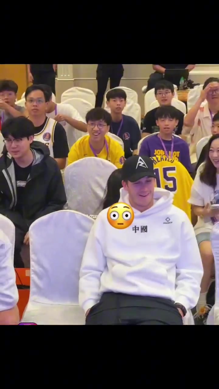 后面小姐姐想偷偷和里夫斯合影把小里弄臉紅了