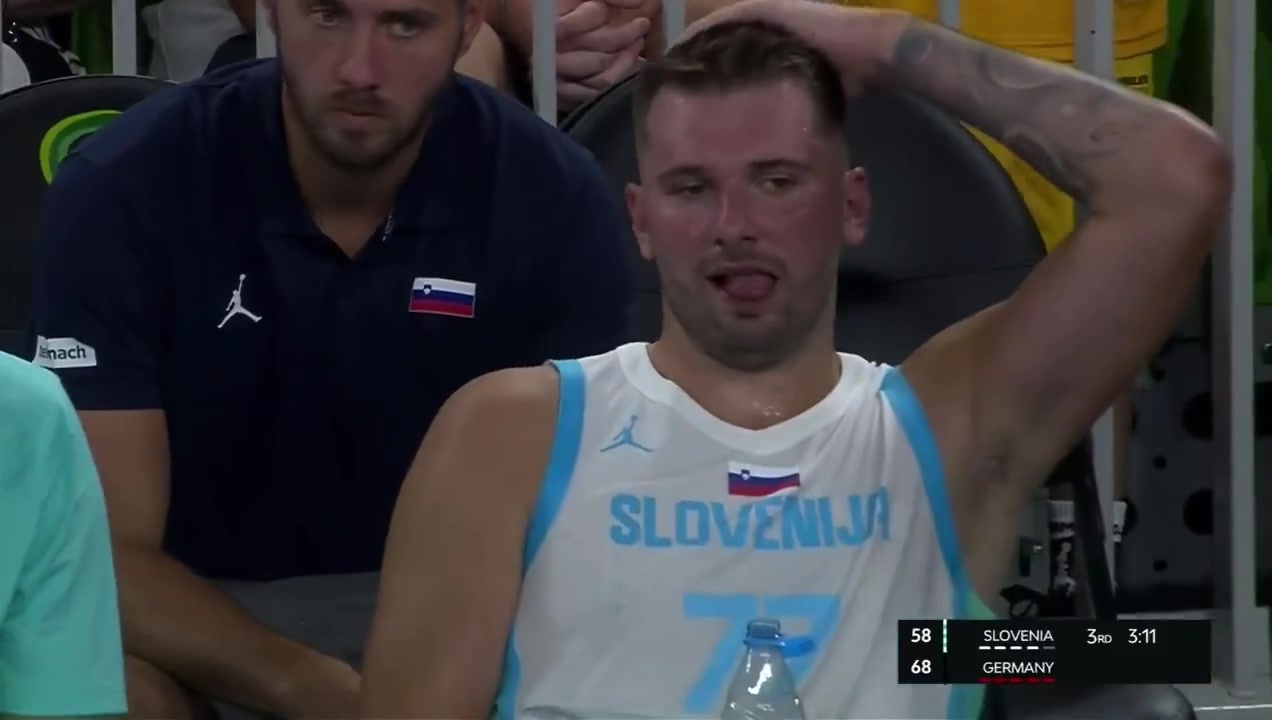 熱身賽強度都不小東契奇坐板凳席上滿頭大汗直喘