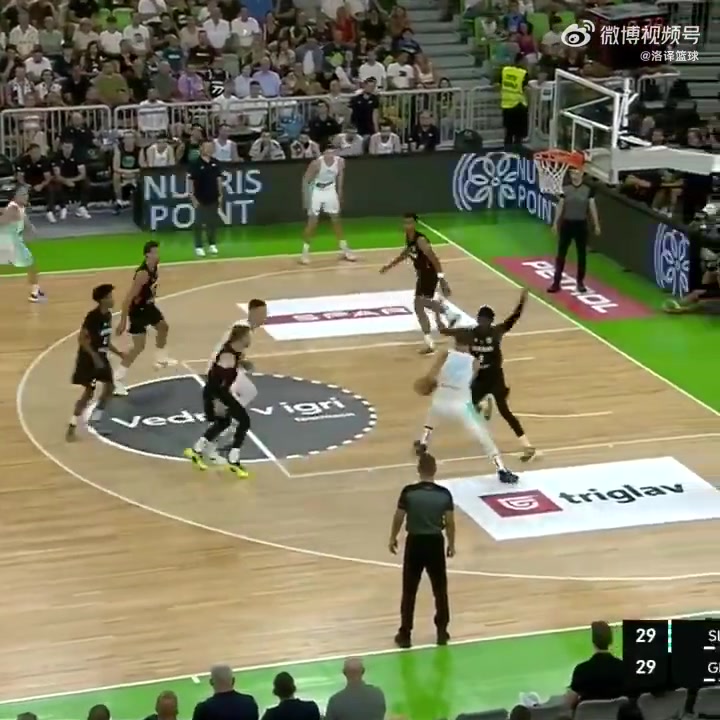 減重之后似乎靈動了很多東契奇施展出這么絲滑的歐洲步拋投