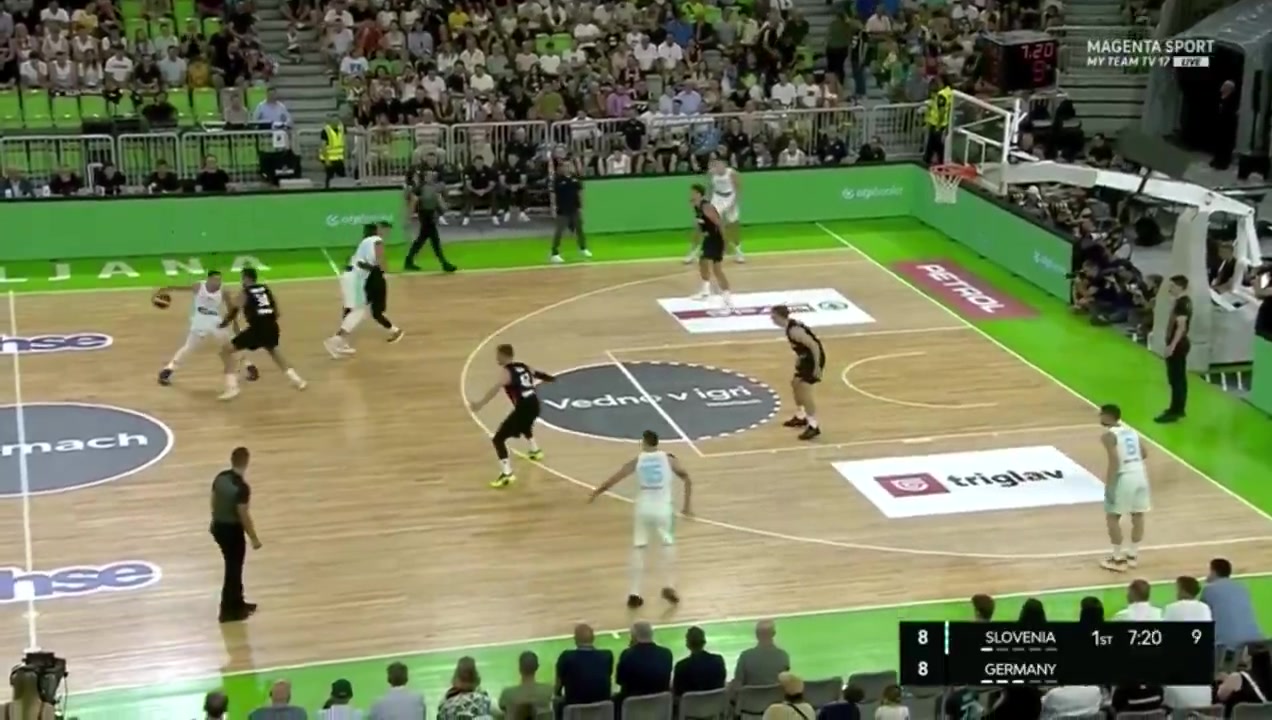 不愧傳球大師東契奇大手一揮妙傳助攻順下的隊友上籃打進