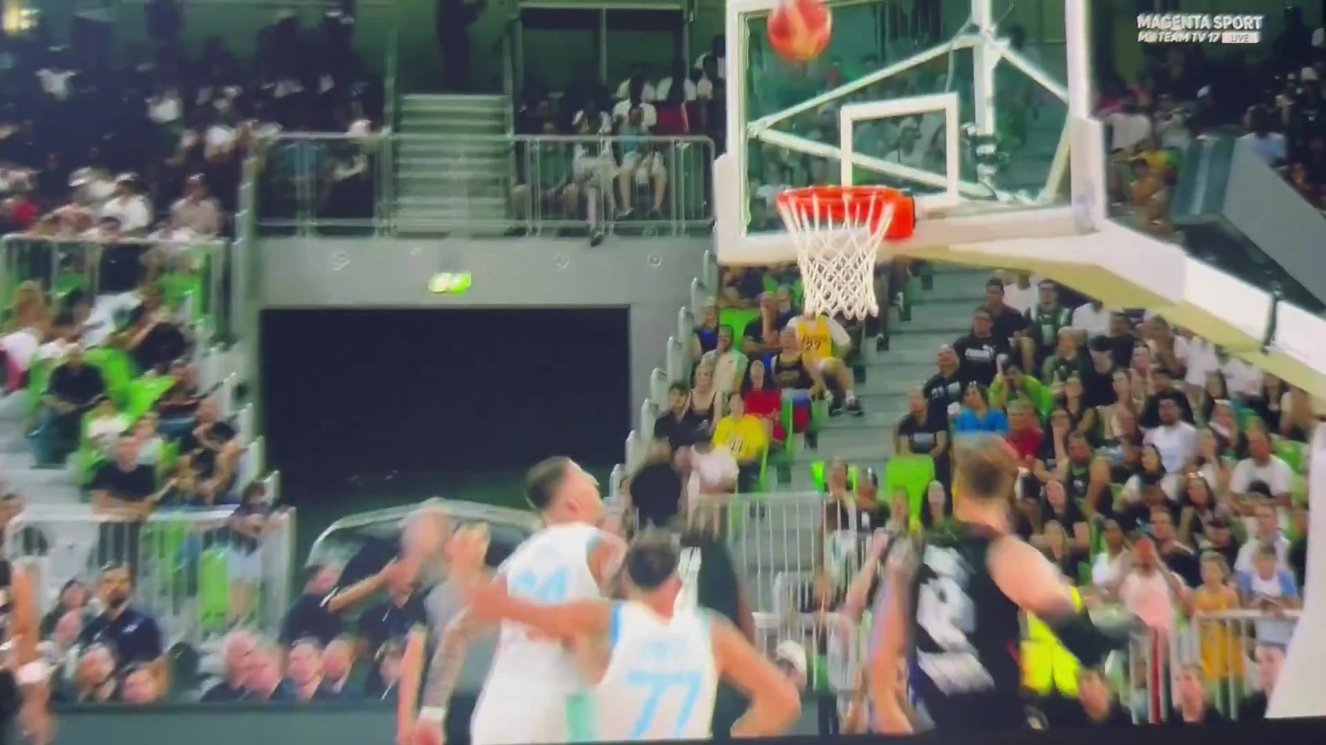 這身體控制力東契奇別扭姿勢(shì)出手球依舊空心命中