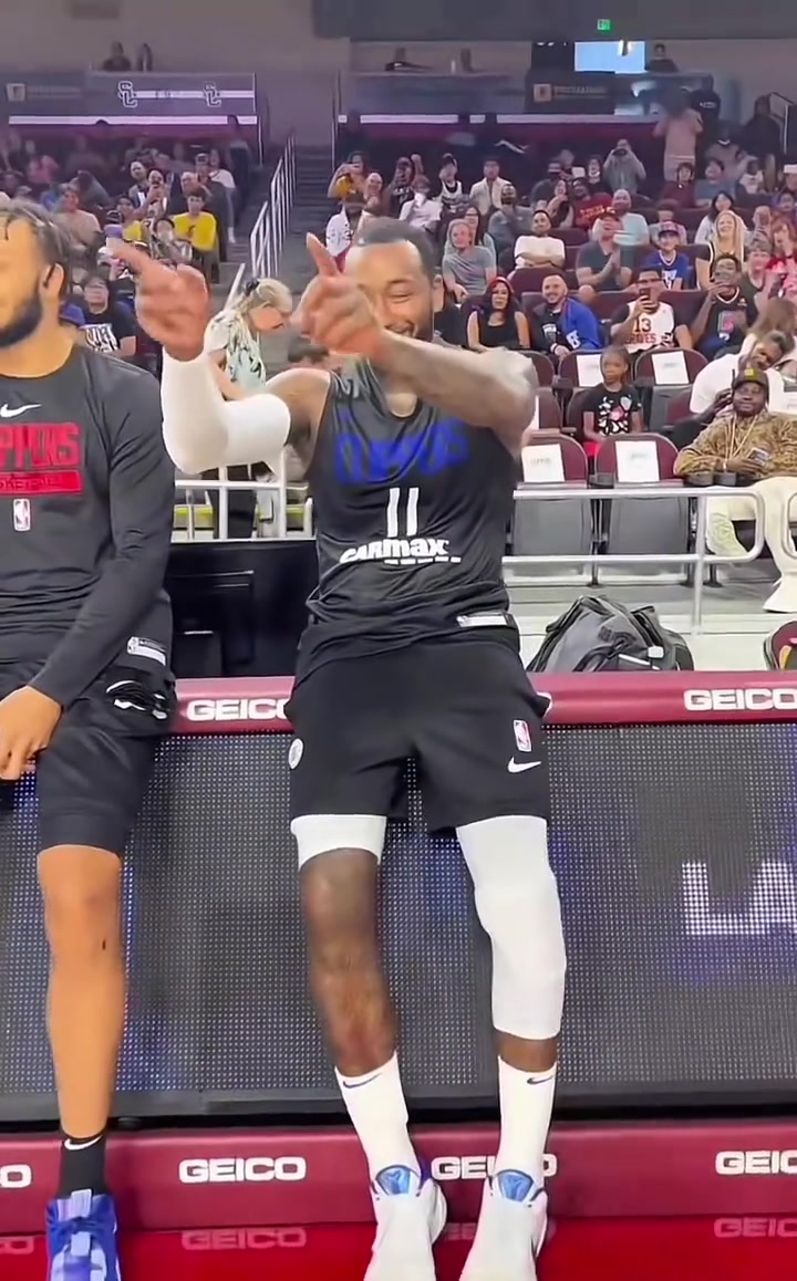 把小卡逗得哈哈大笑東一控有爭議東一搖他當之無愧