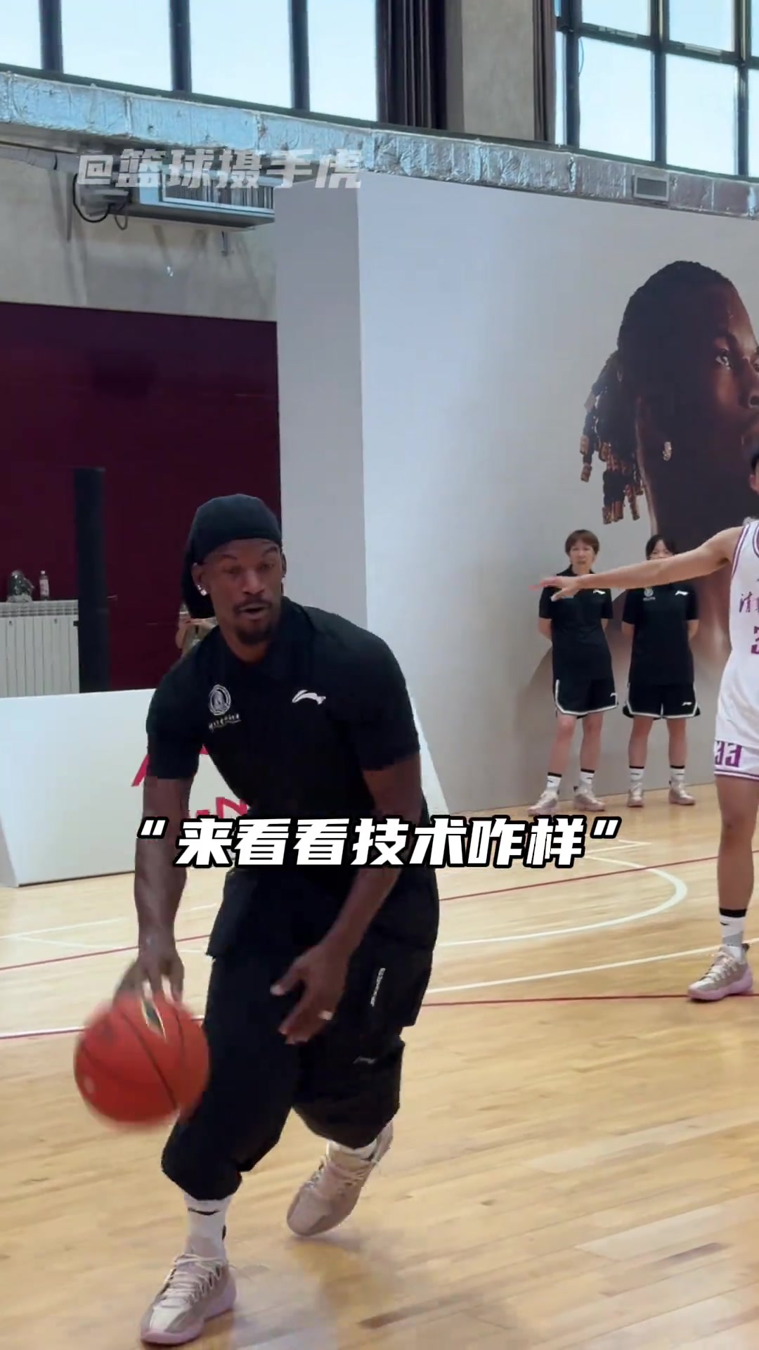 球隊新來了一個球員試訓(xùn)...