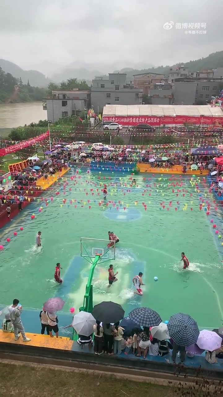 好家伙這場(chǎng)地詹姆斯和庫(kù)里來(lái)也不會(huì)打球了吧