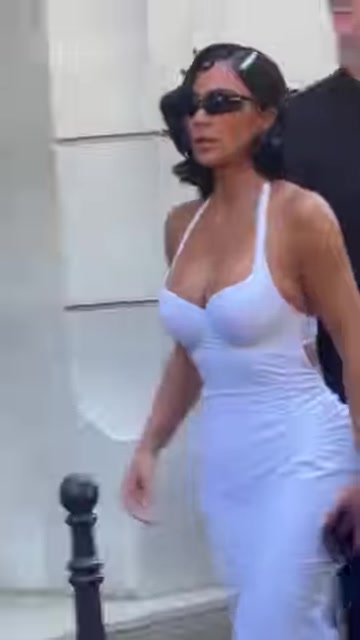 線條拉滿金卡戴珊的身材只能說權(quán)威