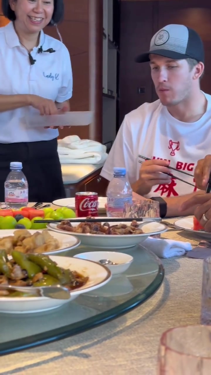 已經(jīng)習(xí)慣中國(guó)飲食里夫斯居然已經(jīng)可以如此熟練地使用筷子了