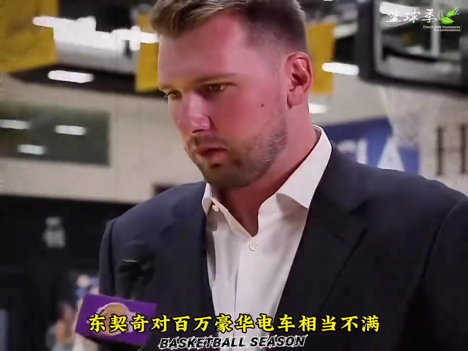 東契奇新買的超跑銳馬克在停車場(chǎng)被奔馳給擋住了無法開門