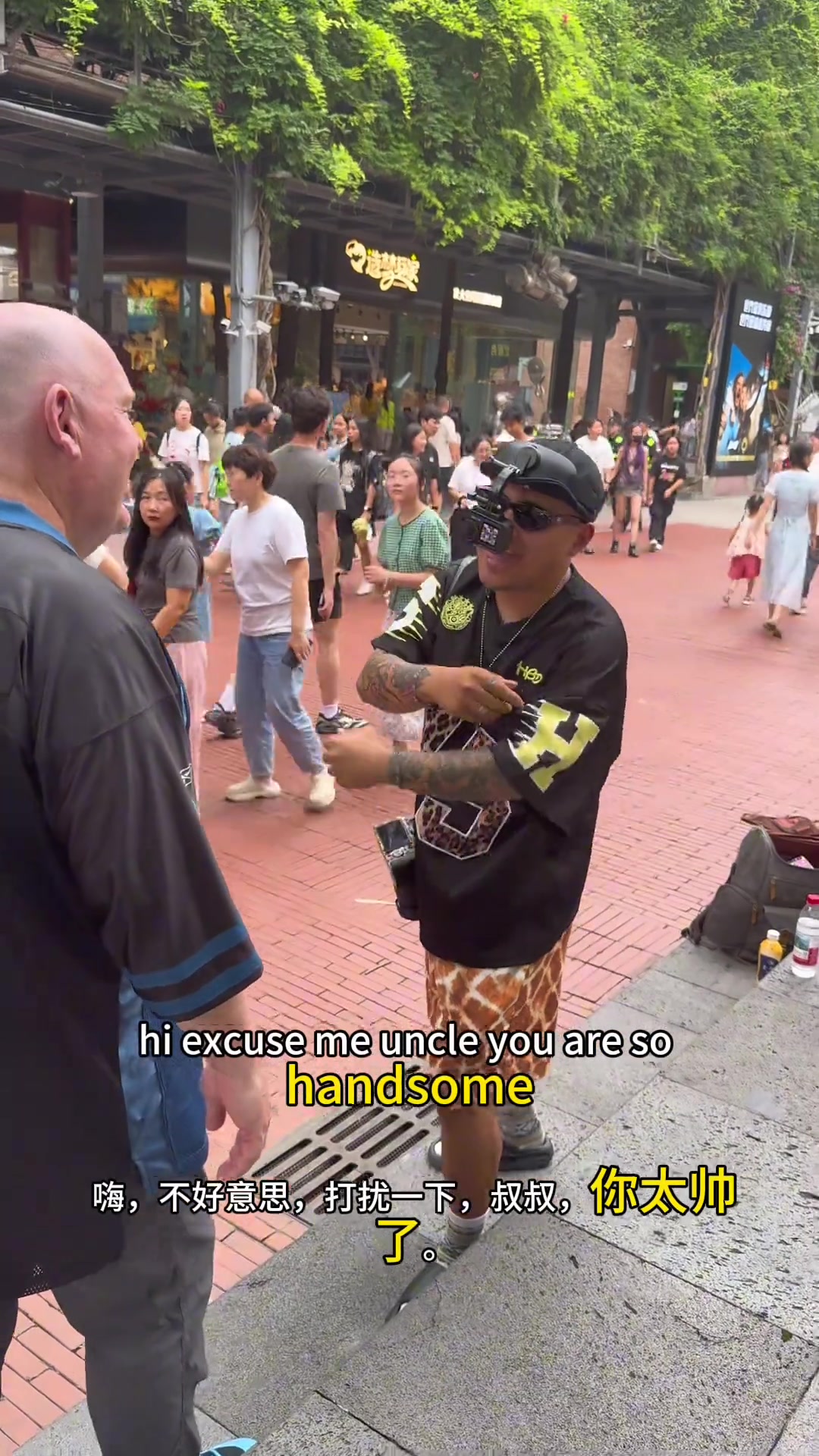 加內(nèi)特的鐵粉大叔居然來四川玩了還被網(wǎng)紅逮住并秀一把街拍