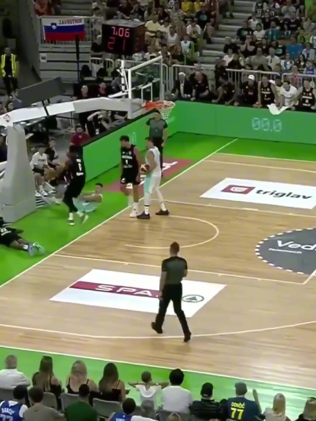 斯洛文尼亞與德國隊熱身賽東契奇與德國球員起沖突