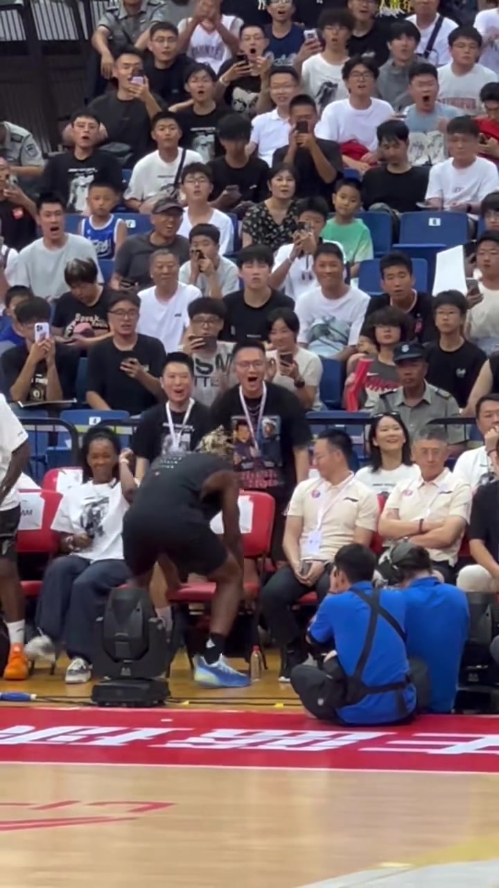 巴特勒我狠起來(lái)連凳子都不放過(guò)