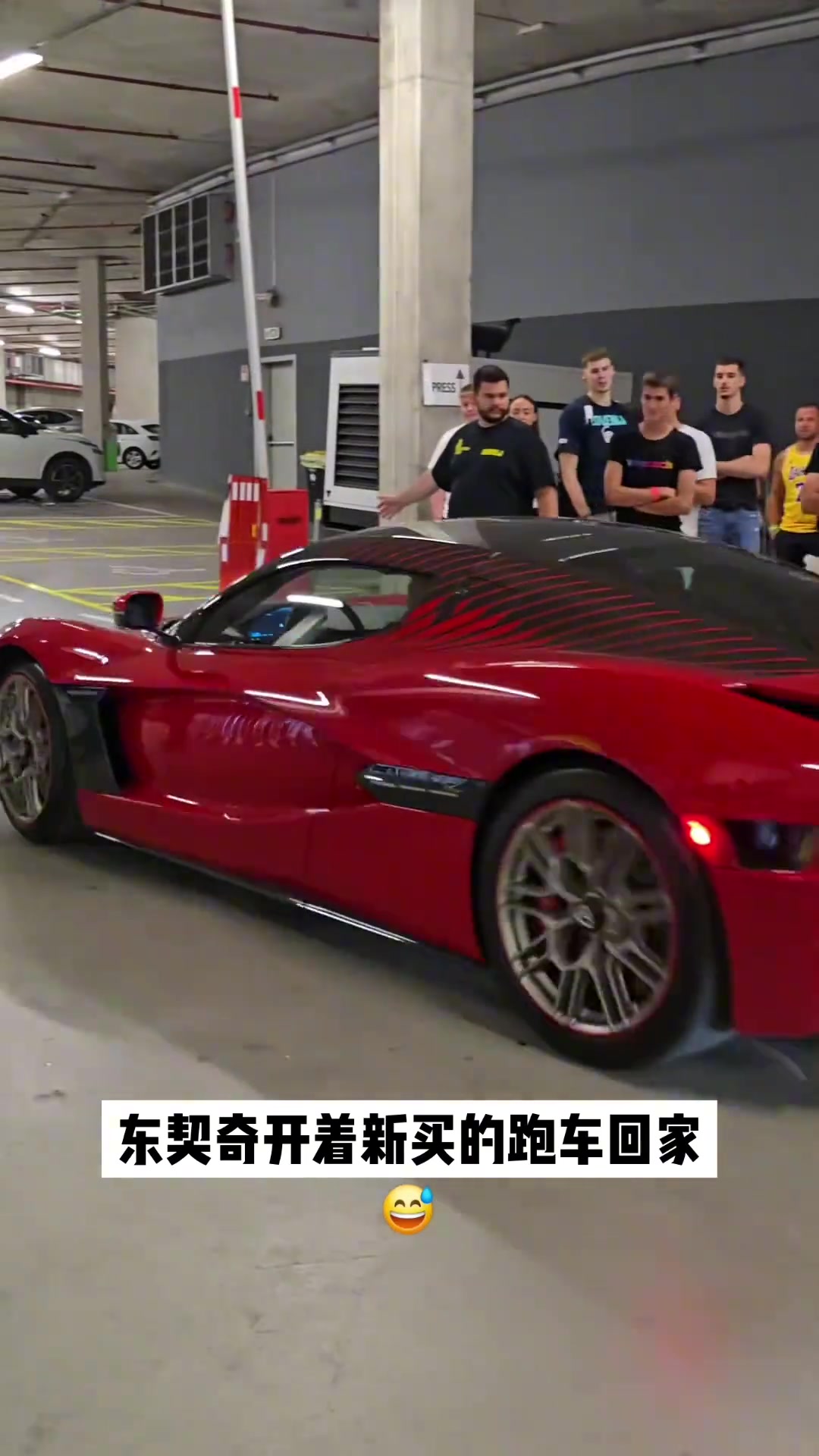東契奇打完比賽開(kāi)著新買(mǎi)的超跑回家有沒(méi)有懂的吧友科普一下