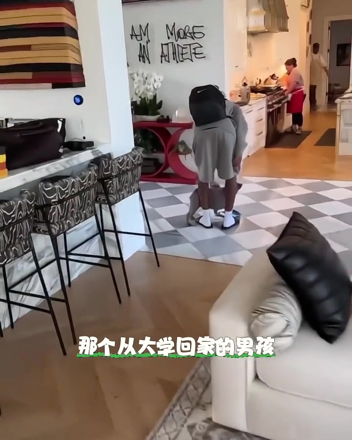 太像了轉(zhuǎn)過頭那一刻簡直就是幼詹啊