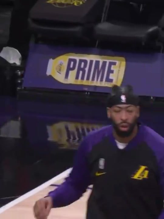 太逗濃眉昔日模仿老詹仙人指路名場(chǎng)面就是手抓不住球