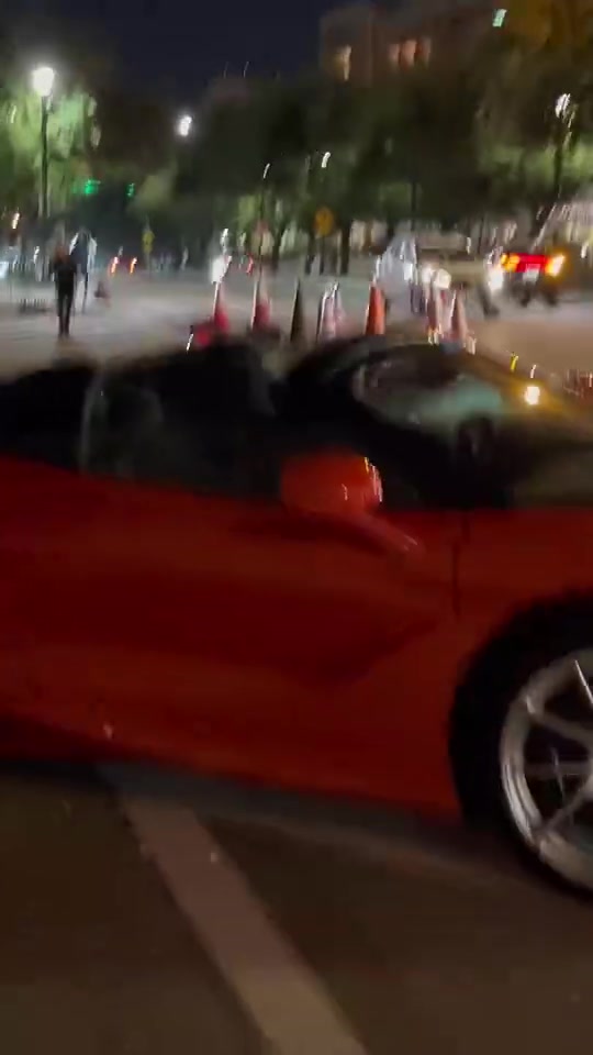 跑車(chē)發(fā)燒友東契奇這輛邁凱倫看著有點(diǎn)小米SU7的感覺(jué)