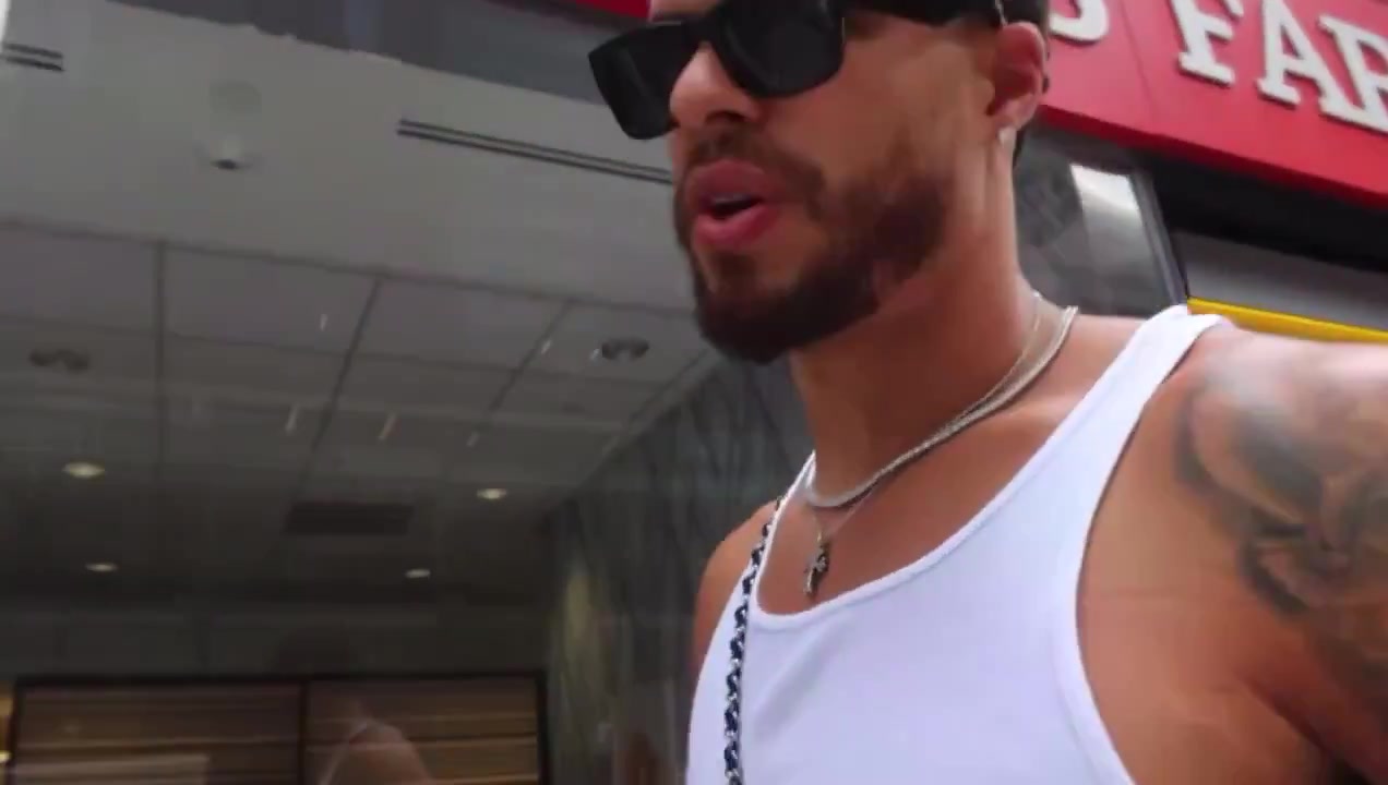 很扎心了小波特塞給流浪漢100美元被對方扔了回來