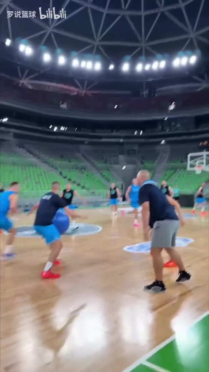 快成瘦子了東契奇輕松備戰(zhàn)歐錦賽與隊(duì)友玩起了瑜伽球疊羅漢