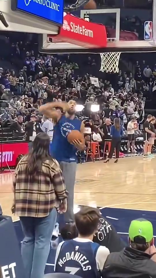 世界是個巨大的草臺班子戈貝爾熱身籃下能連續(xù)三個勾手不進(jìn)的