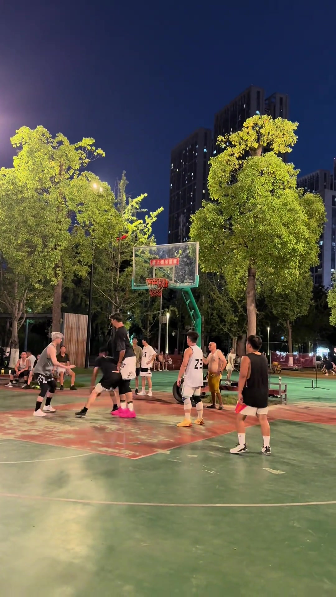 他簡直就是姚明身高2米23在野球場簡直是無敵的存在