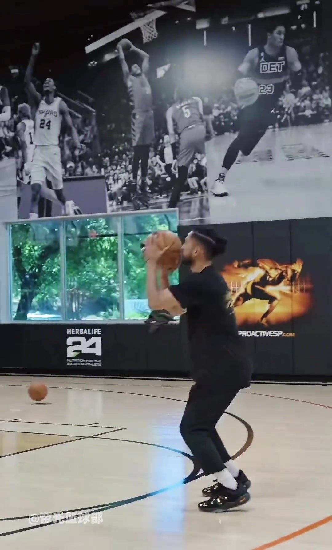 小帥又開始了新的訓(xùn)練 雙人包夾后傳球