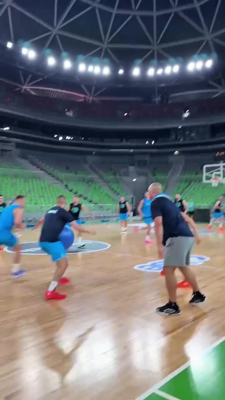 東契奇帶領(lǐng)斯洛文尼亞隊(duì)友訓(xùn)練備戰(zhàn)歐錦賽