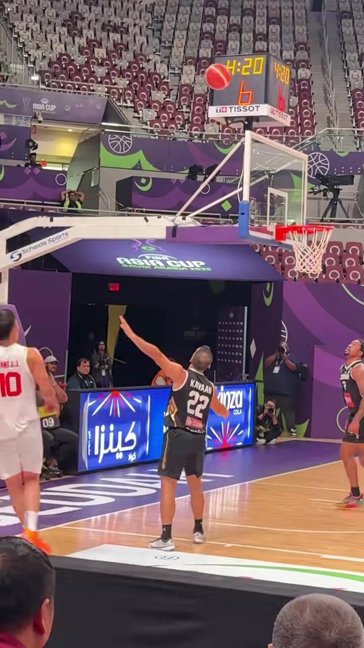 現(xiàn)場(chǎng)球迷拍攝王俊杰賽場(chǎng)表現(xiàn)這金雞獨(dú)立投籃手型實(shí)在太穩(wěn)定了