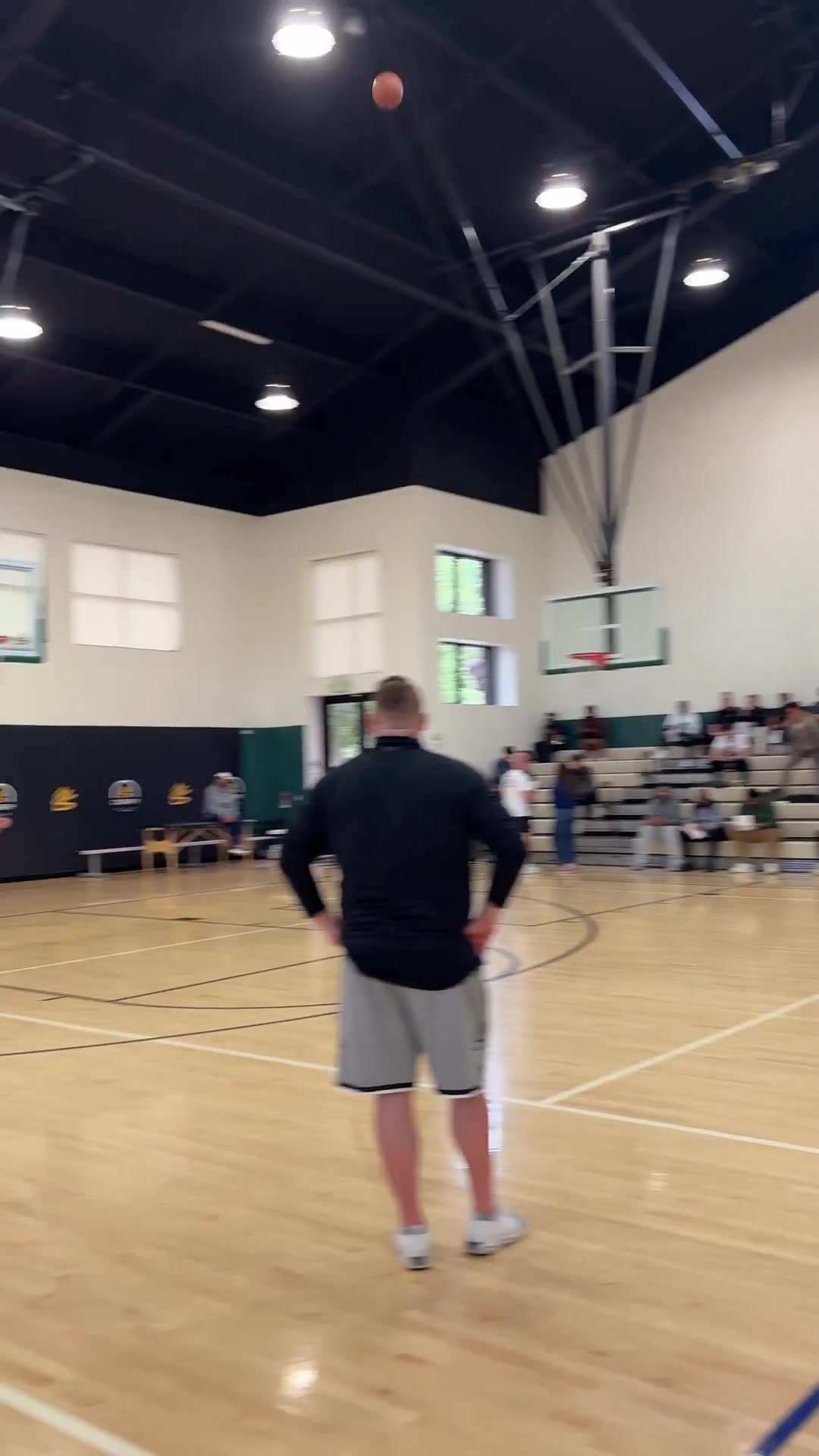 后場超遠三分抬手就進啊庫里這投籃能力實在太變態(tài)了