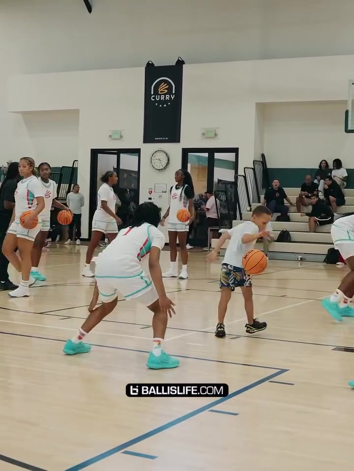 庫里舉辦訓(xùn)練營 兒子卡農(nóng)展現(xiàn)假動作直接晃趴學員