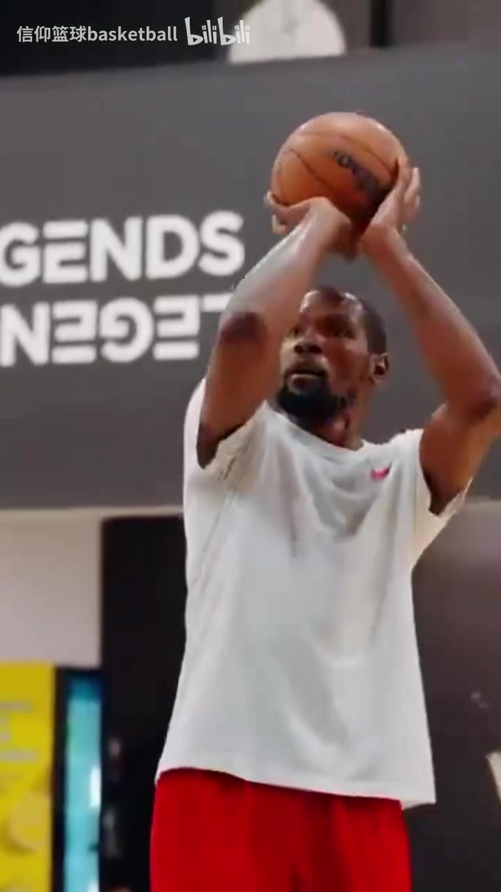 獨樹一幟的風(fēng)格無論何時看杜蘭特投籃訓(xùn)練都是一種享受