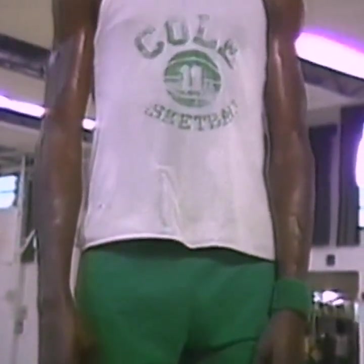 幼鯊高中時(shí)期的奧尼爾長這樣身體極為精壯