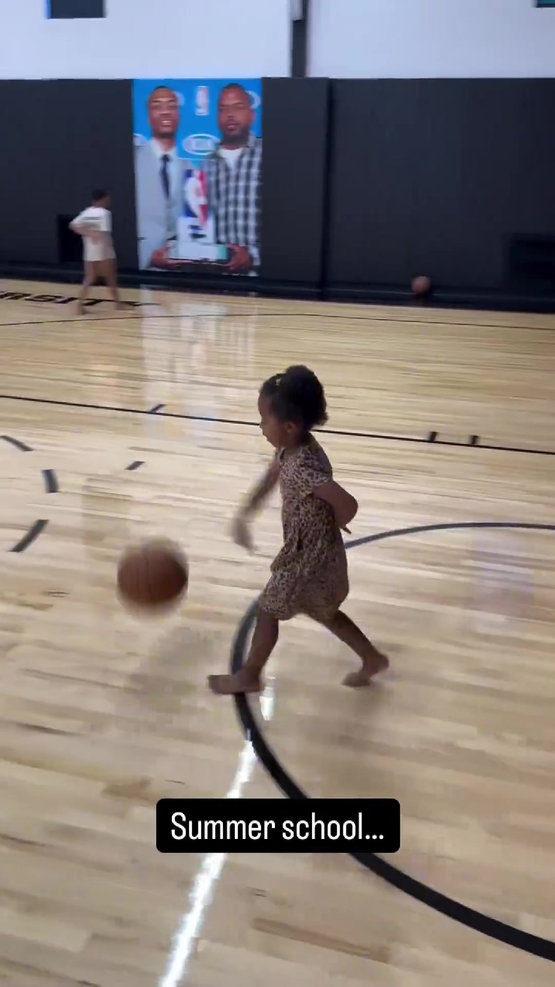 楊瀚森隊友利拉德指導女兒運球 沒想到球館還有絕殺喬治海報